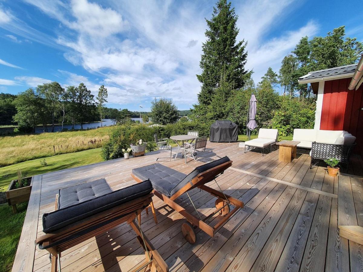 Peaceful Home In Cozy Cabin By The Lake Hyssna Exterior foto